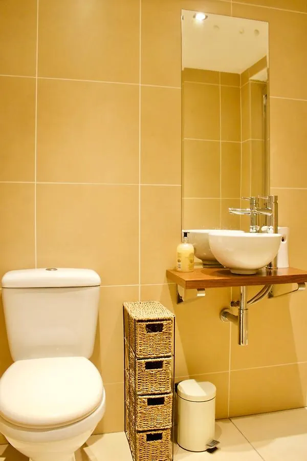 3 Bedroom House Near The City Centre Edinburgh Apartment